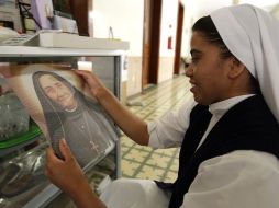 Una religiosa sostiene una imagen de la Madre Lupita hospital Santa Margarita. EFE /