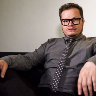 Leonel García regresa bien acompañado