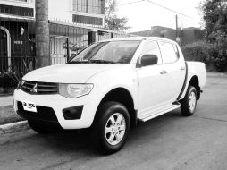 Capaz. Dentro y fuera del camino, esta pickup domina el camino.  /