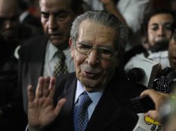Ríos Montt habla con los medios tras escuchar su sentencia. AFP /