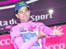 Beñat Intxausti Elorriaga se viste en el podio la camiseta rosa de líder. AP /