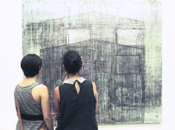 ''Casa quemada'', una de las piezas que son exhibidas en la galería Diéresis desde el jueves en la noche. EL INFORMADOR /