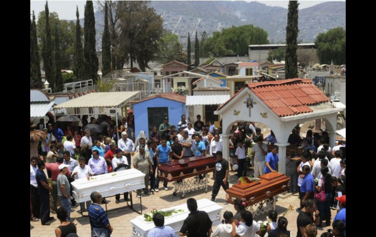 Sepelio de personas fallecidas en la explosión. El camión de carga no se encontraba en malas condiciones. EFE /