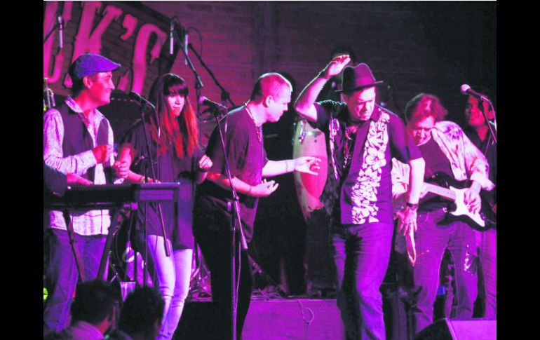 José Fors y Juan Perro brindaron dos sets de temas cada uno durante el concierto. EL INFORMADOR /