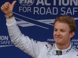 El piloto alemán de Mercedes Nico Rosberg celebra tras conseguir la 'pole position' en el GP de España. AP /