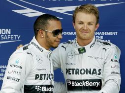 El piloto alemán de Mercedes, Nico Rosberg (d), celebra su 'pole', junto al británico y compañero de equipo Lewis Hamilton, segundo. EFE /