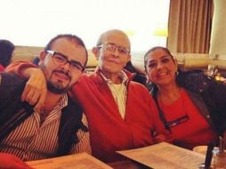 En la foto, publicada en redes sociales, se ve al gobernador (c) más delgado; aparece con su esposa e hijo. ESPECIAL /