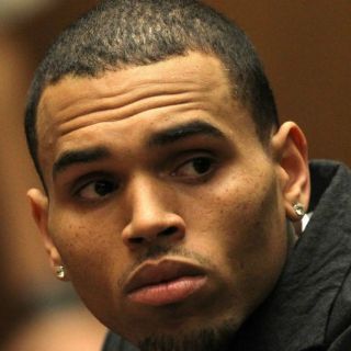 Chris Brown es citado por murales con monstruos fuera de su casa