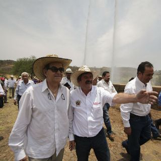 Firman convenio para impulsar Puente de Calderón