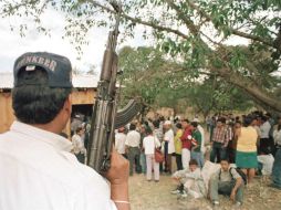 Las policías comunitarias son grupos de civiles armados que desde hace años han establecido un sistema de seguridad y justicia propios. ARCHIVO /