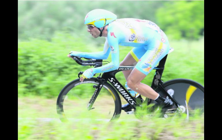 Vincenzo Nibali asumió el liderato de la clasificación general tras la octava etapa contrarreloj de 55 kilómetros. AFP /