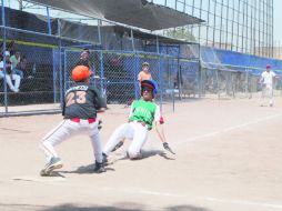 Jugada en home. El corredor de México se barre en el plato para anotar una carrera más. EL INFORMADOR /
