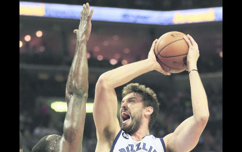 Marc Gasol (33) penetra en la pintura para hacer un tiro a la canasta, ante la marca de Kendrick Perkins. AFP /