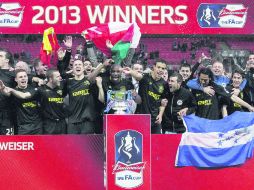 Los jugadores del Wigan, de la mano del técnico Bob Martínez, brindaron en Wembley la mayor alegría a sus aficionados en los 81 años. AFP /