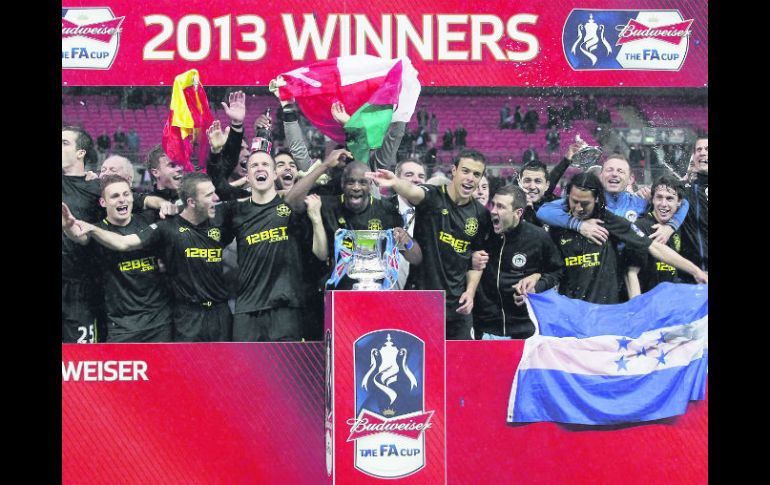 Los jugadores del Wigan, de la mano del técnico Bob Martínez, brindaron en Wembley la mayor alegría a sus aficionados en los 81 años. AFP /