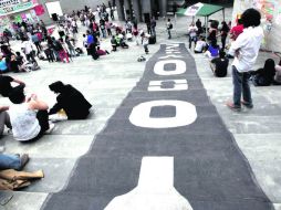 Integrantes de #YoSoy132 recordaron en el monumento Estela de Luz un año de su fundación. NTX /