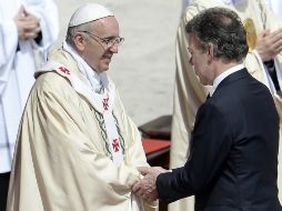 El presidente colombiano, Juan Manuel Santos (d), saluda al Papa Francisco momentos antes de la canonización de la Madre Laura. AFP /