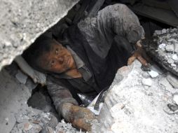 Un sobreviviente de Sichuan mira con esperanza a los equipos de rescate en esta fotografía de archivo. ARCHIVO /