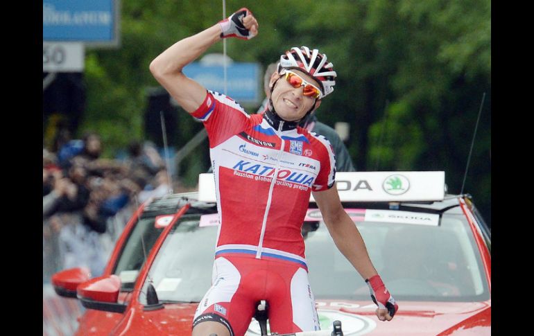 El ruso gana su primera etapa en el Grand Tour. EFE /