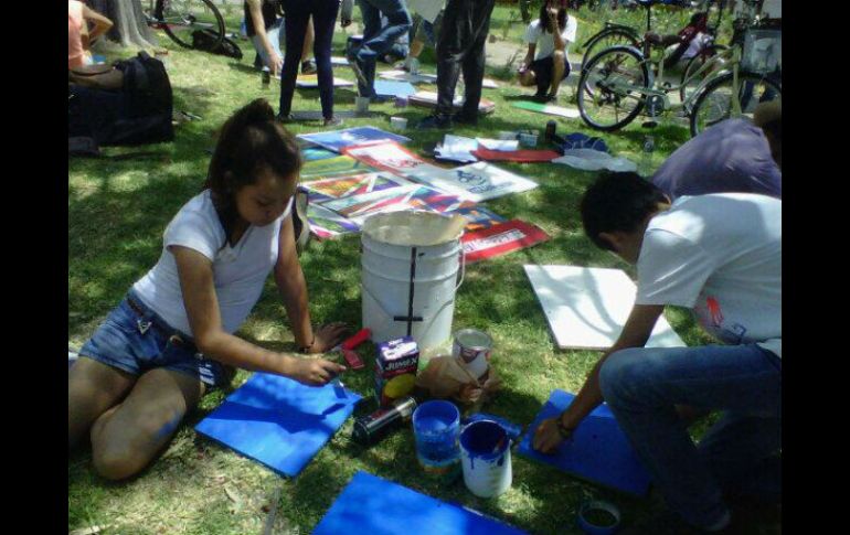 Pintan rectángulos de madera con la leyenda ''Rutas compartidas''.  /