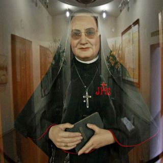 Feligreses se unen en misas en homenaje a Madre Lupita