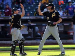 Jason Grilli y Michael McKenry de Pittsburgh celebran su triunfo sobre Nueva York. AFP /