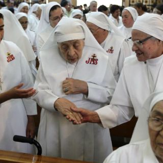 Tapatíos celebran a Santa Lupita en su casa