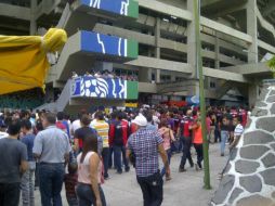 A las afueras del recinto futbolero son los colores rojo y negro los que predominan.  /
