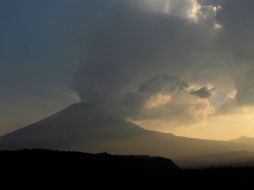 El Cenapred señala que se produjeron tres horas de segmentos de tremor de mediana y gran magnitud. AP /