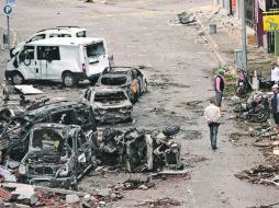 Peritos revisan los restos del vehículo usado como coche-bomba en Reyhanli el sábado. Turquía acusa a Siria. AP /