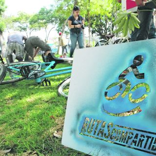 Ciclistas universitarios elaboran señalética en vialidades