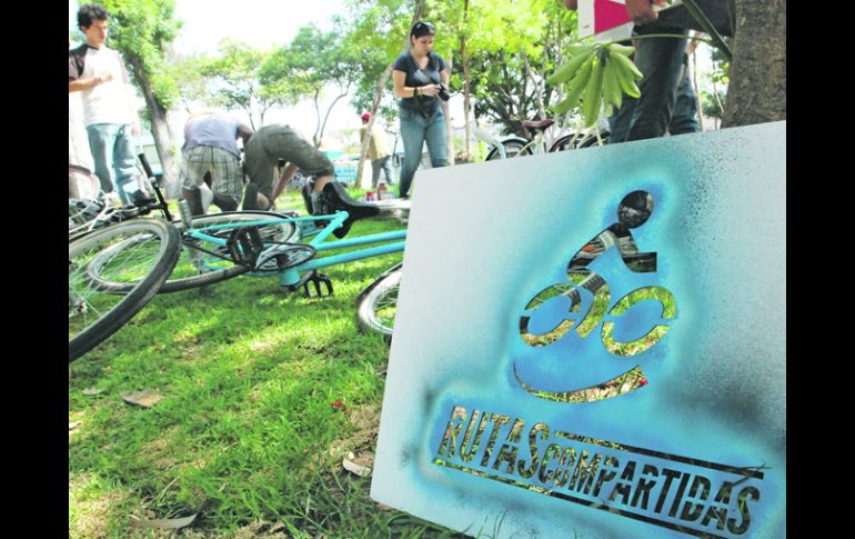 Un estudiante dijo que no se traslada a la universidad en bici porque recorrería 22 km de distancia, y no hay infraestructura vial. EL INFORMADOR /