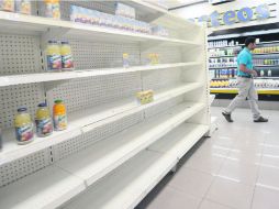 La falta de productos de primera necesidad en Venezuela va en aumento, situación que obligó al Gobierno a pactar compras con Mercosur. AFP /