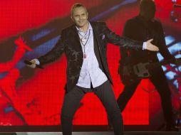 Miguel Bosé llevó su gira Papitow a la capital mexicana, donde interpretó canciones nuevas de su repertorio. AFP /