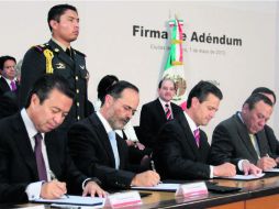 Peña Nieto y los líderes de los principales partidos políticos durante la firma del adéndum del Pacto por México. NTX /
