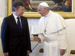 El Papa Francisco (d) recibe en audiencia al presidente de Colombia, Juan Manuel Santos Calderón, en el Vaticano. NTX /