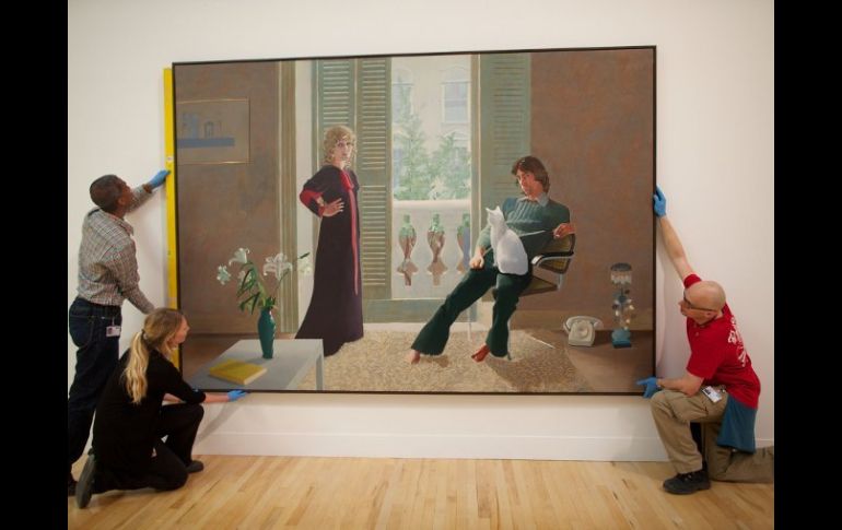 Especialistas de la galería colocan el cuadro de David Hockney titulado ''Mr and Mrs Clark and Percy''. EFE /