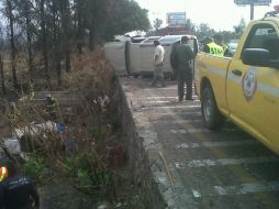 Al lugar acudieron bomberos y paramédicos; el tráfico por la zona se puso lento.  /