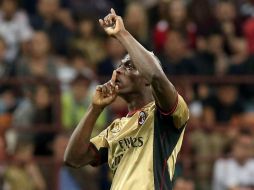 Mario hace esta seña a la tribuna, no es la primera vez que recibe este tipo de insultos. EFE /