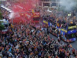 El Club Barcelona festeja sobre las calles de la ciudad con alrededor de 500 mil seguidores la obteción del trofeo. EFE /