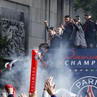El PSG recibe el trofeo de campeón de Francia