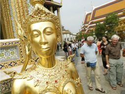 En Tailandia, cada año, desde 2007, se ofrecen más de tres mil kilos de frutas para los monos del lugar. ARCHIVO /
