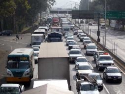 El impuesto mitigaría los efectos negativos que genera el uso excesivo del auto particular, señalan. ARCHIVO /