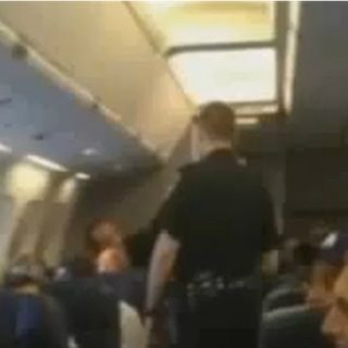 Desalojan a pasajera por cantar tema de Whitney Houston