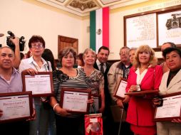 Docentes sostienen los reconociemientos otorgados por el Ayuntamiento de Guadalajara.  /
