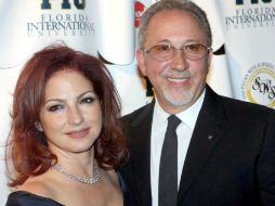 Gloria Estefan es la primera cantante internacional en reunirse, en compañía de su esposo Emilio, con el Papa Francisco. ARCHIVO /