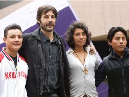 Actores de la película ''La Jaula de Oro'' posan con el director Diego Quemada-Díez (2i). EFE /