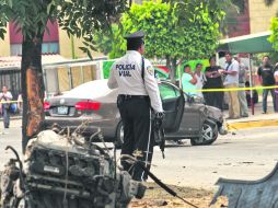 EN PEDAZOS. El motor del vehículo robado a unos metros de la carrocería, en la Colonia El Sauz. EL INFORMADOR /