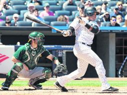 El segunda base de los Yanquis, Robinson Canó (der.), observa un batazo durante un partido ante los Atléticos de Oakland. AP /