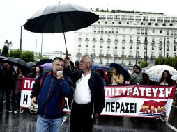 Miembros del sindicato comunista PAME participan en la protesta. EFE /